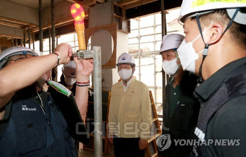 안경덕 고용노동부 장관이 13일 '3대 안전조치 현장점검의 날'을 맞아, 서울 신당동 상가주택 신축공사장을 방문해 현장 점검하고 있다. <연합뉴스>